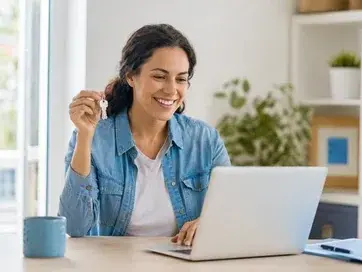 Mujer revisando su hipoteca actual en el ordenador