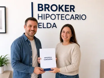 Ángel entregando la documentación de una hipoteca concedida en la oficina de Elda
